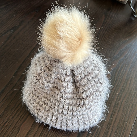 Knit hat with pom pom - Picture 2 of 6